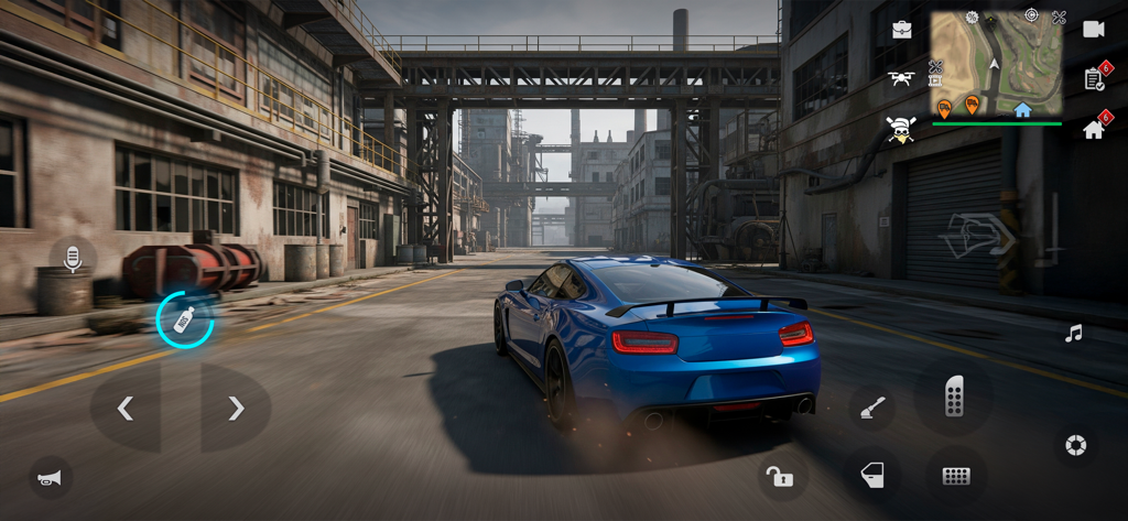 Um carro esportivo azul dirigindo por uma área industrial realista no MadOut 2 com uma interface de jogo visível