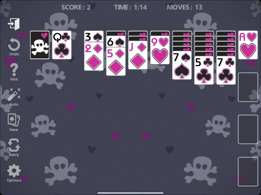 Juego de Solitario Clásico en tablet con un tema personalizado de calaveras y corazones.