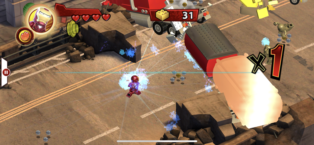 Iron Man en una secuencia de acción de LEGO Marvel Super Heroes.