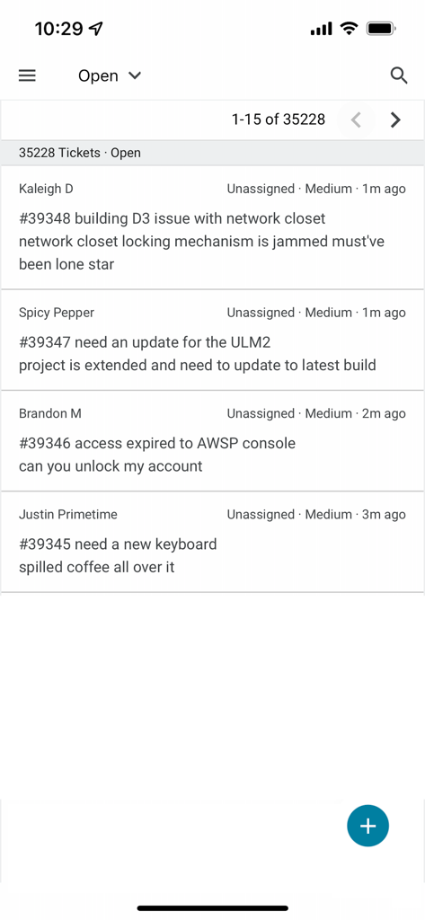 Una lista de tickets de soporte de TI abiertos dentro de la interfaz de la aplicación móvil Spiceworks Help Desk