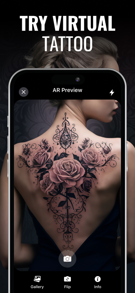 Eine Frau visualisiert ein florales Rosen-Tattoo auf ihrem Rücken mit der AR-Vorschau-Funktion der Tattoo Generator App.