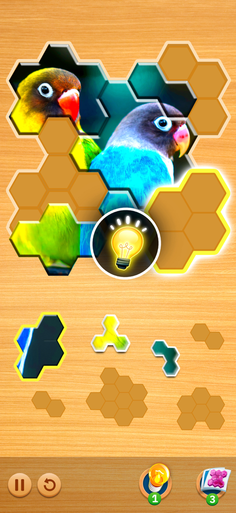Jogabilidade de quebra-cabeça hexagonal apresentando dois papagaios coloridos