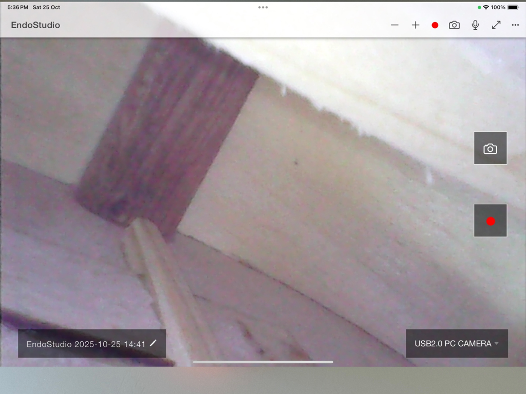 EndoStudio - Interfaz de la aplicación EndoStudio en iPad mostrando una transmisión de cámara boroscópica en vivo de una estructura de madera con controles de grabación.