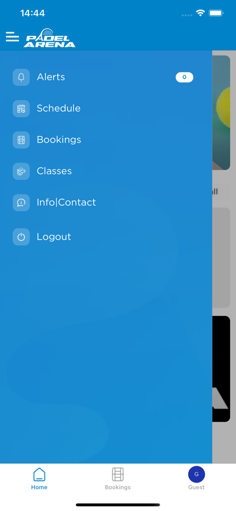 Padel Arena Prishtina - Menú de navegación lateral de la aplicación móvil Padel Arena Prishtina que muestra opciones de reserva y calendario.