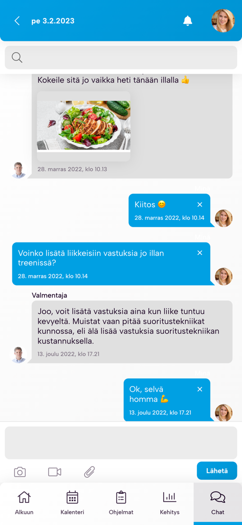 Movet Studio - Uma captura de tela do recurso de chat do aplicativo Movet Studio mostrando uma conversa com um personal trainer sobre nutrição e exercícios.