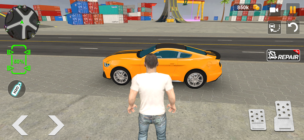 Rash Drive Car Crash Simulator - Eine Figur steht hinter einem orangefarbenen Sportwagen in einem Güterhof aus dem Rash Drive Autounfall-Simulator.