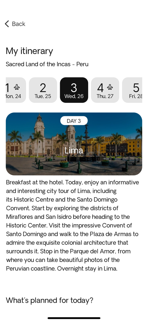 Exoticca: Travelers’ App - Itinerario diario de viaje para Lima, Perú, que muestra una descripción del tour de la ciudad y una foto de una plaza histórica en la app Exoticca.