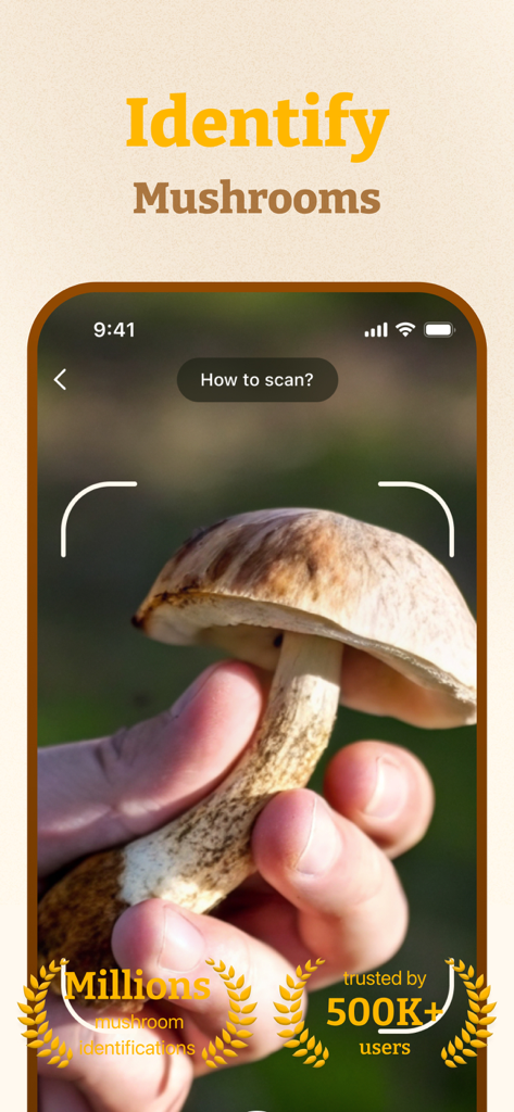 Mushroom ID - Identifier App - Mushroom IDアプリのインターフェースでスキャンされている野生のキノコを持つ手が、下部にある信頼バッジと共に表示されています。