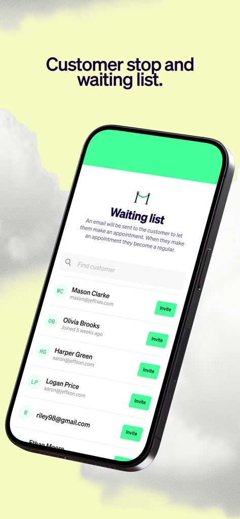 Una pantalla de aplicación móvil que muestra una lista de espera de clientes con botones de invitación para cada cliente en el software de reservas Vev.