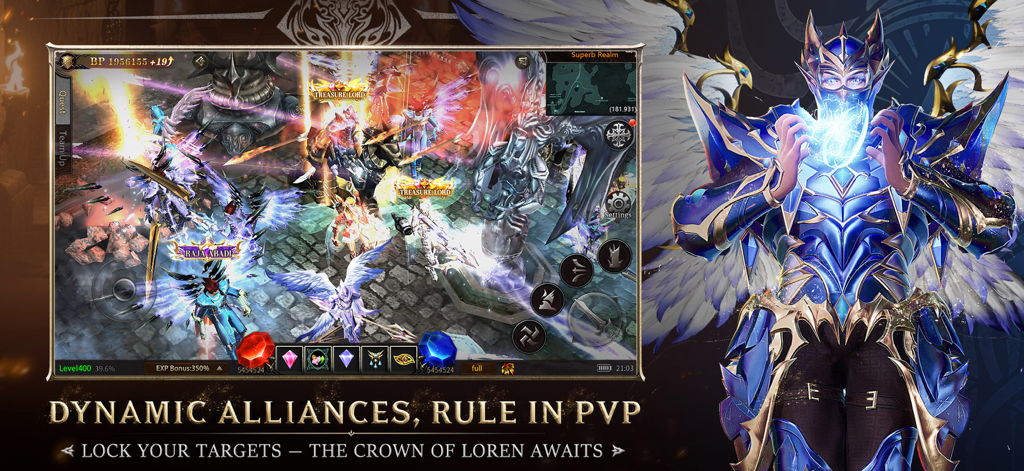 MU Immortal - Captura de pantalla del gameplay de MU Immortal mostrando jugadores en una dinámica batalla de alianzas y un personaje con una ornamentada armadura azul con grandes alas.