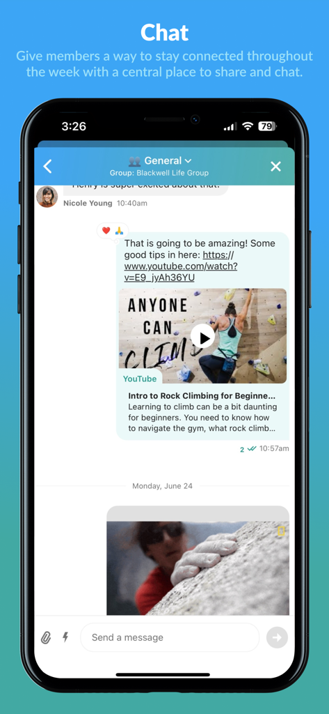 Une capture d'écran de l'interface de chat de l'application Church Center montrant des membres d'un petit groupe partageant des liens et des messages.