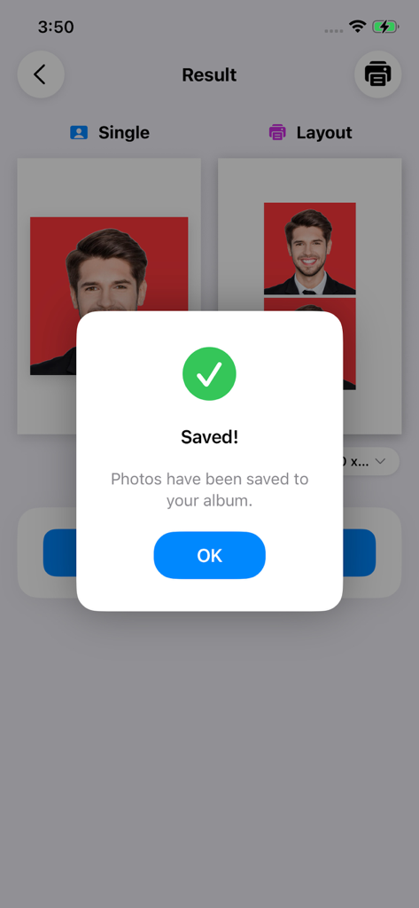 Ein Bestätigungs-Popup auf dem Bildschirm der Passport Photo King App, das besagt, dass Fotos zum Album hinzugefügt wurden, mit Vorschauen von Einzel- und Layoutfotos im Hintergrund.