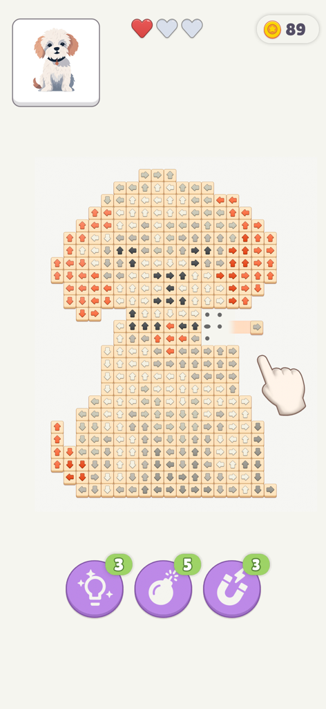 Pantalla de juego de Tap Gallery mostrando un rompecabezas de bloques con forma de perro con flechas y potenciadores