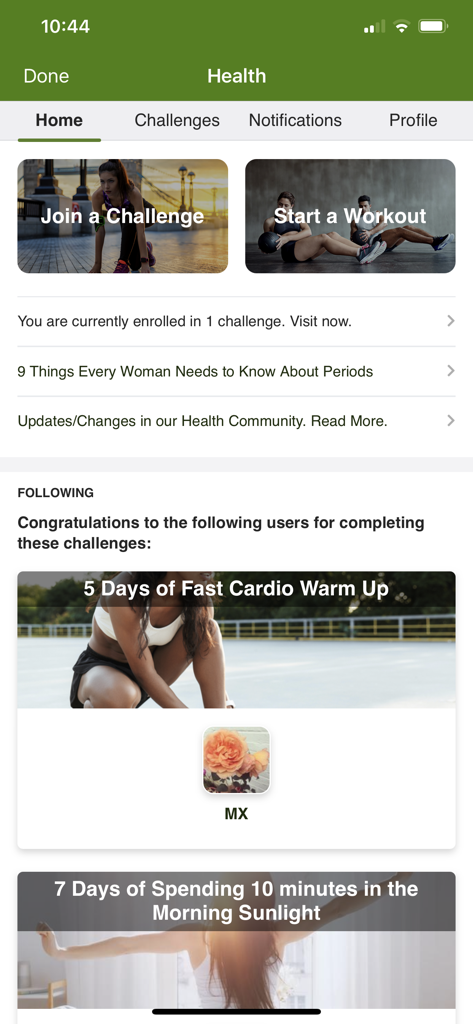 Pantalla de desafíos de entrenamiento y comunidad de salud de la aplicación Period Tracker.