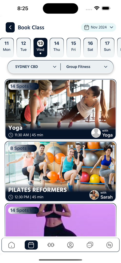 Una interfaz de aplicación móvil mostrando un horario de clases de fitness para Yoga y Pilates con plazas disponibles y opciones de reserva.