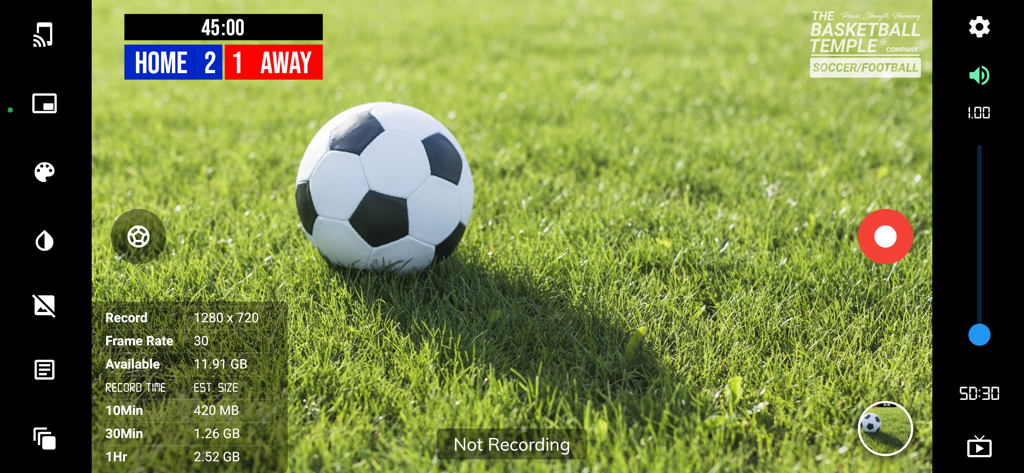 Interface do aplicativo BT Soccer Camera apresentando um campo de futebol ao vivo com sobreposição de placar e cronômetro