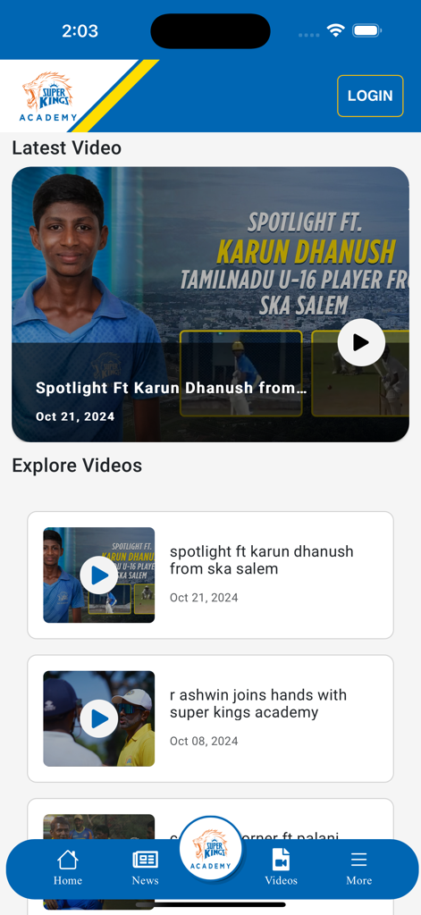 Super Kings Academy - Interfaz de la aplicación Super Kings Academy que muestra los últimos videos de entrenamiento de cricket y videos destacados.