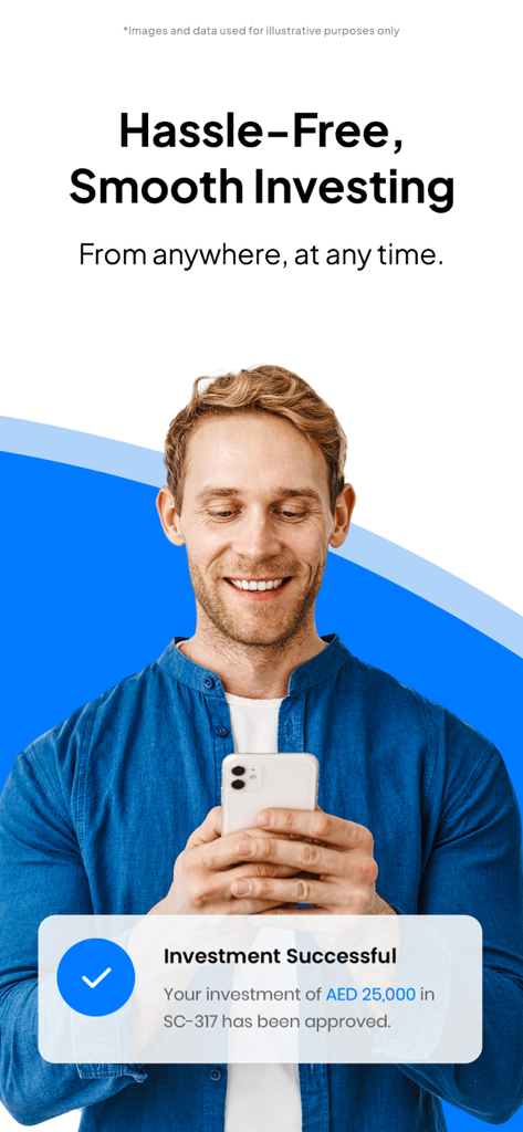 SmartCrowd: Invest in Property - Un uomo sorride al suo telefono mostrando una notifica di successo di investimento immobiliare sull'app SmartCrowd.