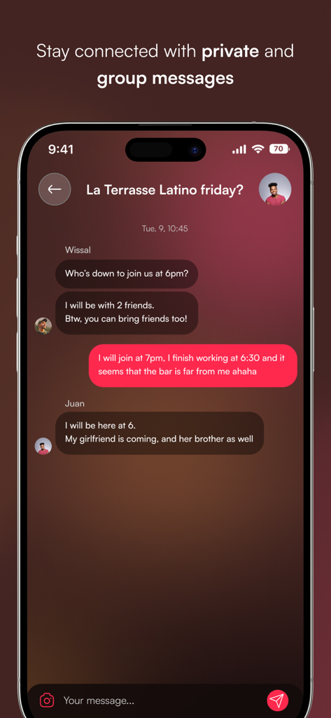 Capture d'écran de l'interface de chat de groupe de l'application Nighters montrant des utilisateurs planifiant une soirée dans un lieu parisien.