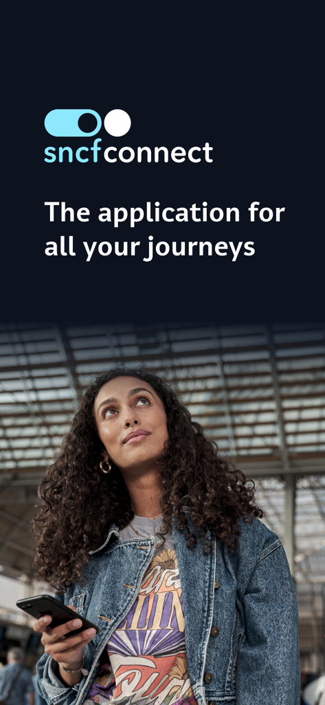 駅でSNCF Connectアプリを使っているスマートフォンの若い女性