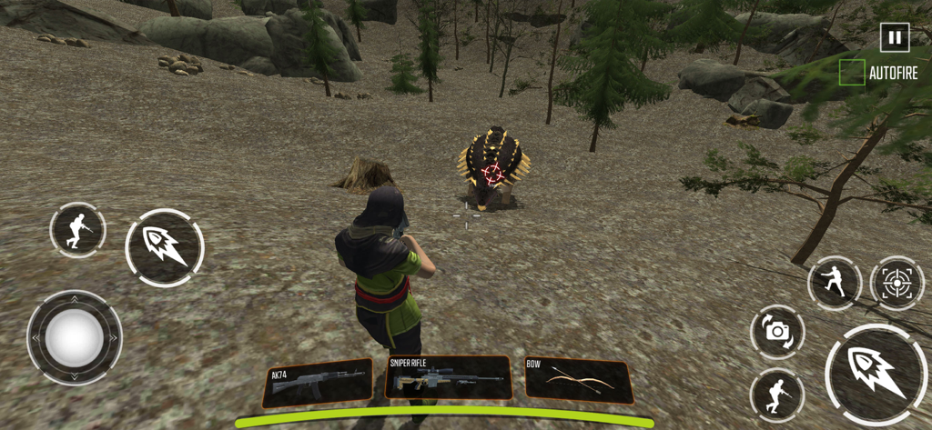 Dino Hunter - dinosaur games - Vista en tercera persona de un jugador apuntando con un rifle de francotirador a un dinosaurio en un entorno boscoso rocoso en 3D.