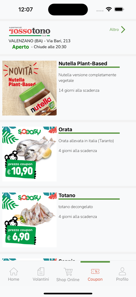Un'interfaccia di app mobile che mostra vari coupon per generi alimentari per articoli come Nutella Plant-Based e pesce fresco con prezzi scontati.