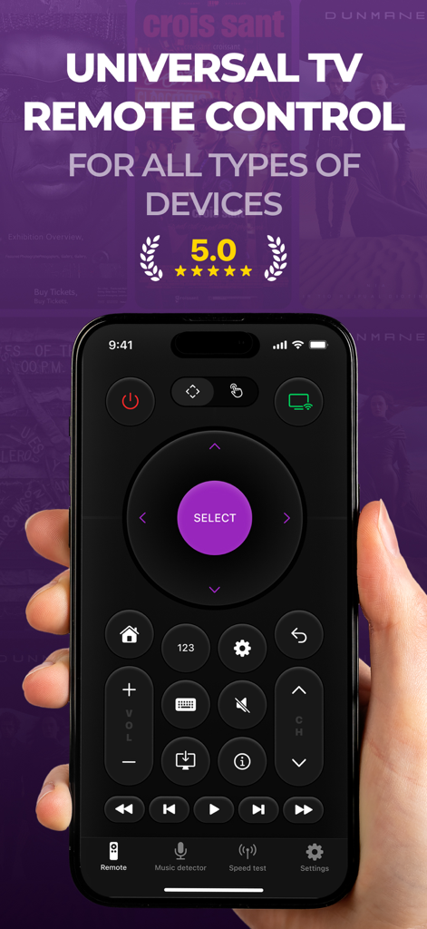 Uma mão segurando um iPhone mostrando a interface de um aplicativo de controle remoto universal de TV com um botão roxo de seleção e controles de navegação
