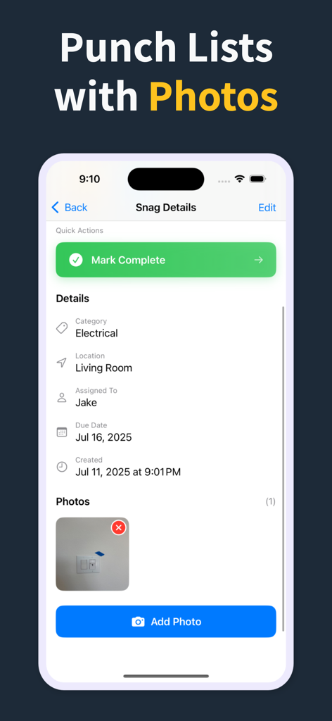 モバイルアプリ画面に、写真による不具合の記録とタスク割り当てを含む建設不具合の詳細が表示されています