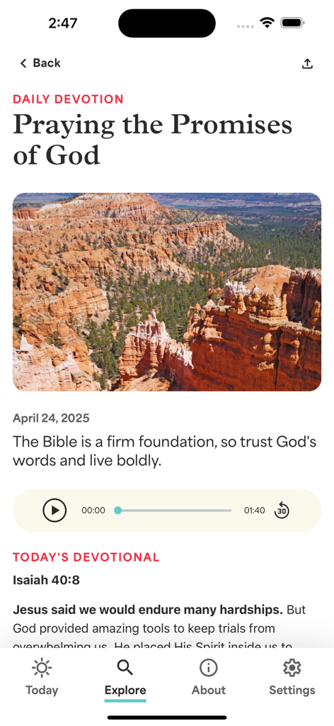 Página de devocional diario en la aplicación En Contacto titulada 'Orando las Promesas de Dios' con una imagen panorámica y reproductor de audio