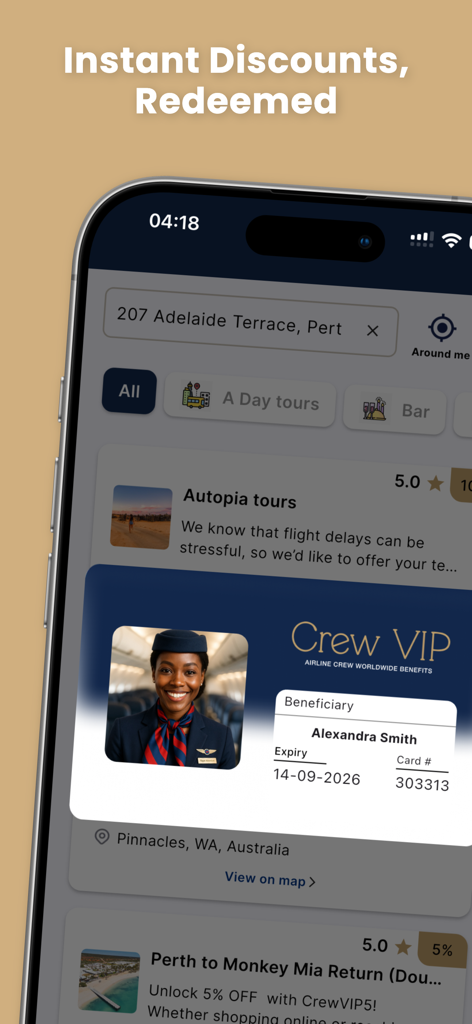 CrewVIP AI Airline Staff Perks - CrewVIPアプリで地元のツアーや割引を検索する画面に重ねて表示された、デジタル航空会社クルー会員カード。