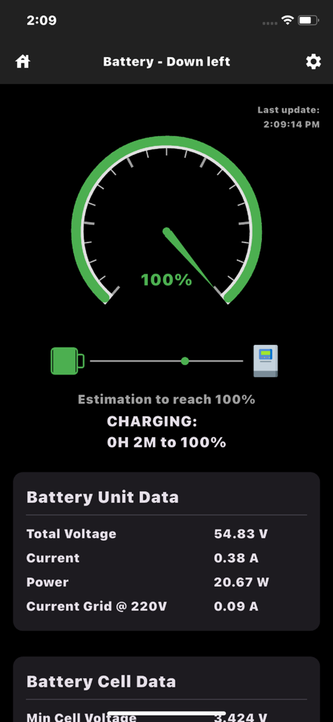 Mobile interface showing real-time battery charge percentage and voltage data