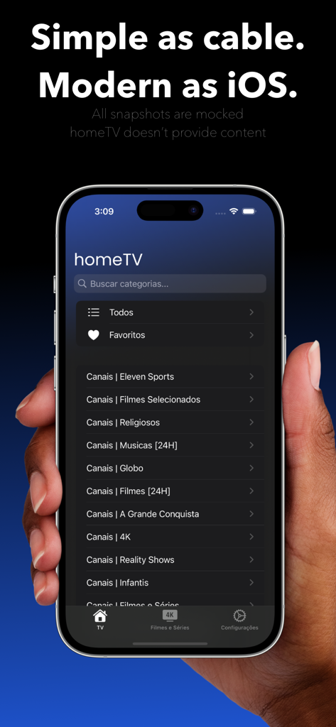 Una mano sosteniendo un iPhone mostrando la aplicación homeTV IPTV Player con una lista limpia y categorizada de canales de TV en vivo