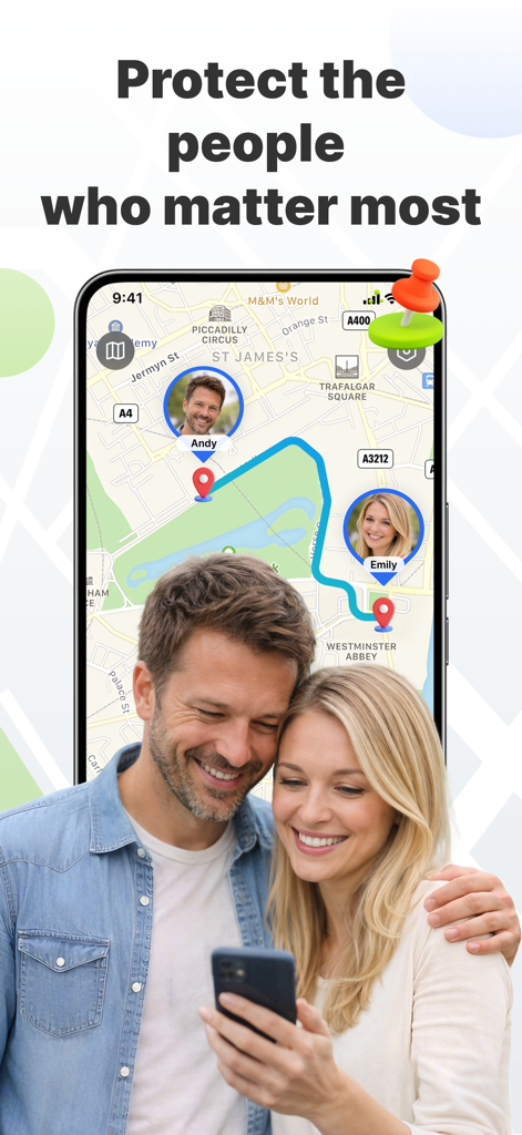 Phone Tracker: Find Family - Un couple souriant regardant un smartphone affichant une carte de localisation familiale.