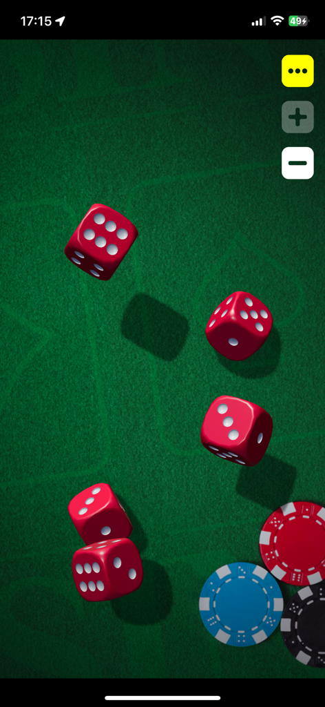 Cinco dados rojos 3D lanzándose sobre una mesa de casino verde con fichas de póker