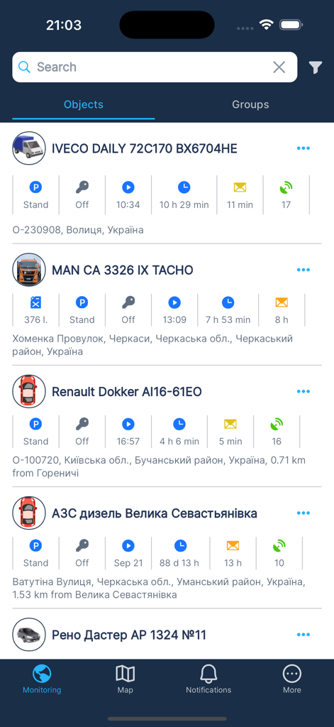 M2M Local - Interface de l'application M2M Local affichant une liste de véhicules suivis avec le statut et les détails de localisation en temps réel
