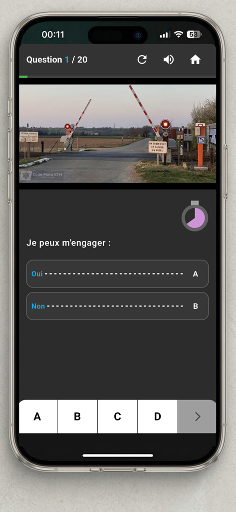 Code Moto ETM - Permis A A1 A2 - Écran d'application mobile montrant une question d'examen théorique moto français concernant un passage à niveau.