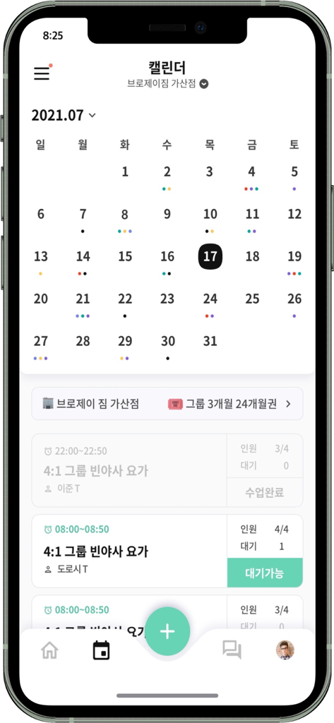Calendario mensile e interfaccia di prenotazione delle lezioni nell'app di salute e fitness Untok che mostra lezioni di yoga