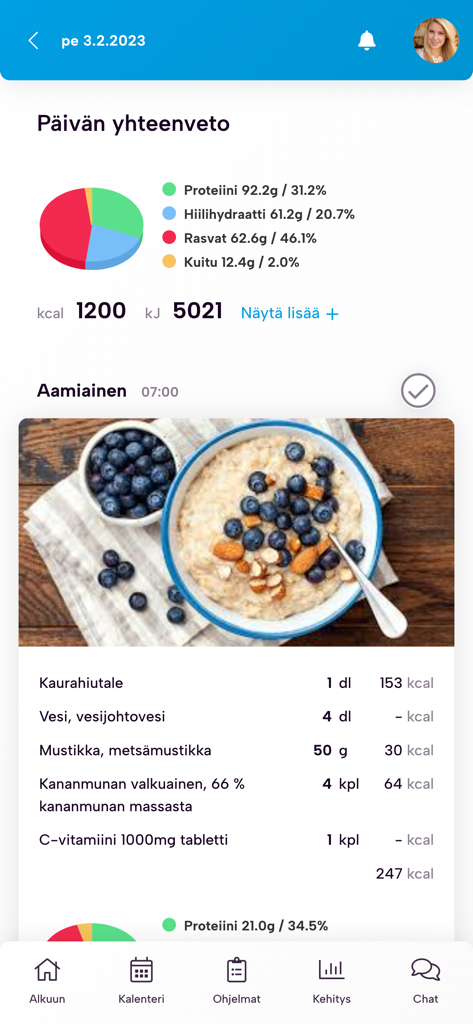 Movet Studio - Interface do aplicativo Movet Studio mostrando um resumo nutricional diário com um gráfico de pizza de macronutrientes e uma entrada detalhada de café da manhã de aveia com mirtilos.