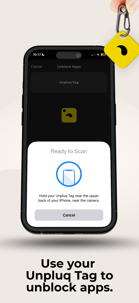 Escaneo de la etiqueta física Unpluq para desbloquear aplicaciones en un smartphone