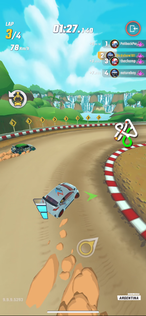 Mad Skills Rally X - Drifting! - Un coche de rally blanco derrapando en una pista de tierra frente a una cascada durante una carrera.