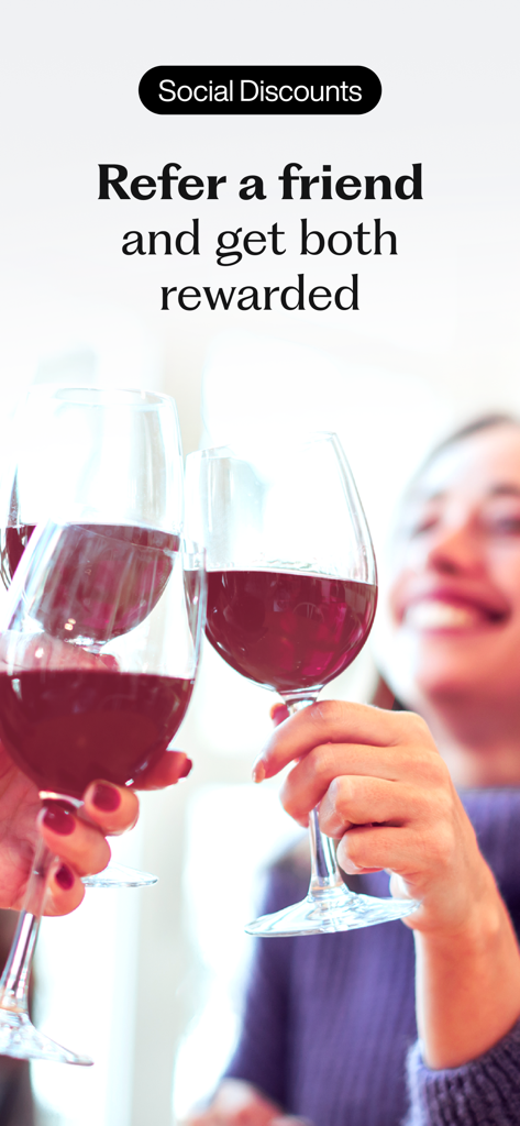 Amigos brindando taças de vinho na tela de recompensas de indicação do aplicativo CityDrinks