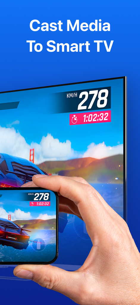 Una mano che tiene un iPhone che effettua il mirroring di un gioco di corse automobilistiche ad alta velocità su un grande schermo di smart TV