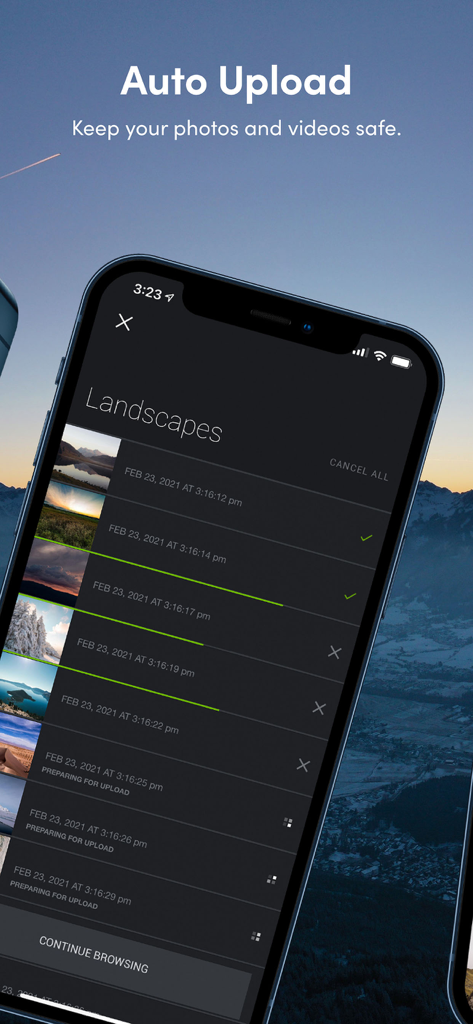 Smartphone-Bildschirm mit der SmugMug App Auto-Upload-Funktion für Landschaftsfotos