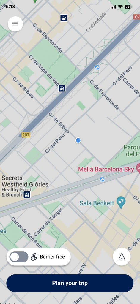 Volkswagen Move - Eine Kartenoberfläche in der Volkswagen Move App mit Straßen, Verkehrsmitteln, einem Barrierefrei-Schalter und einer Schaltfläche zum Planen Ihrer Fahrt.