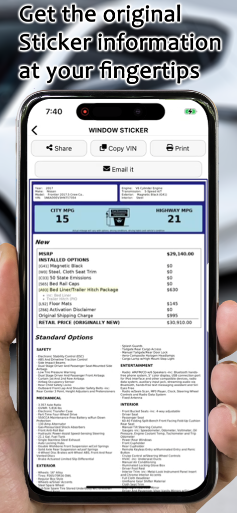 Ein Smartphone-Bildschirm, der einen detaillierten digitalen Monroney-Fensteraufkleber mit Fahrzeuspezifikationen und Preisen anzeigt