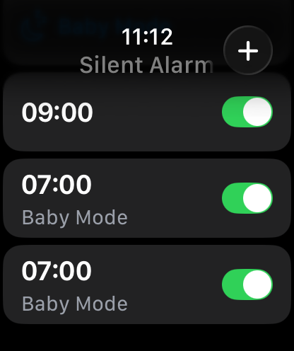 Pantalla de Apple Watch que muestra una lista de alarmas de vibración silenciosas activas con configuraciones del Modo Bebé.