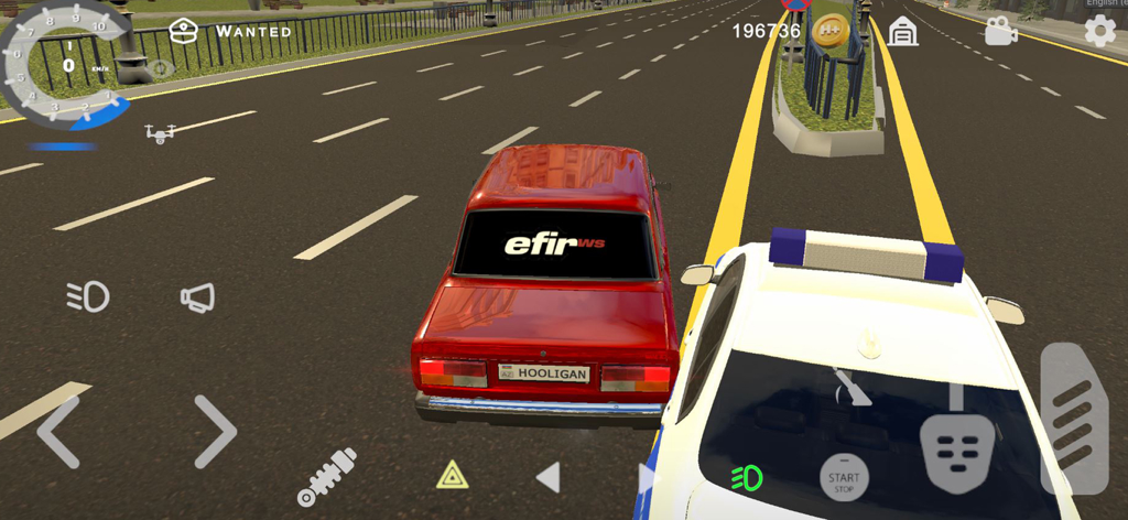 도시 거리에서 경찰 차량에 쫓기는 맞춤 번호판이 있는 빨간색 개조 자동차.