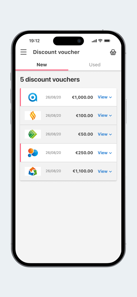 Pantalla de la aplicación móvil mostrando una lista de vales de descuento activos con logotipos y montos en euros
