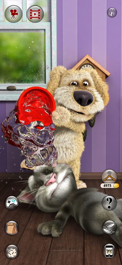 Ben le chien fait une farce en versant du liquide sur Talking Tom.