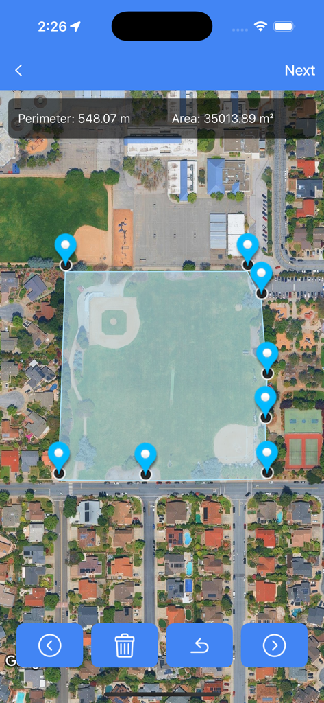 GPS Area Measure - FieldCal - Uma interface de mapa de satélite calculando a área e o perímetro de um campo suburbano usando pinos de GPS